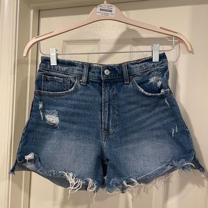 Curve Love High Rise 4 Inch Mom Short - Abercrombie - size 27